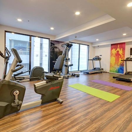 Holiday Inn Kolkata Airport By Ihg Esterno foto The gym at the hotel