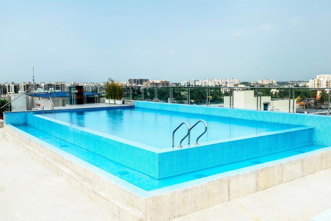 Holiday Inn Kolkata Airport By Ihg Esterno foto Rooftop pool