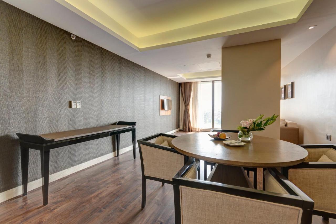 Holiday Inn Kolkata Airport By Ihg Esterno foto A suite at the hotel