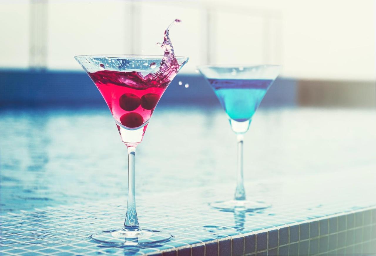 Holiday Inn Kolkata Airport By Ihg Esterno foto A cosmopolitan (left) and a Blue Hawaii (right)