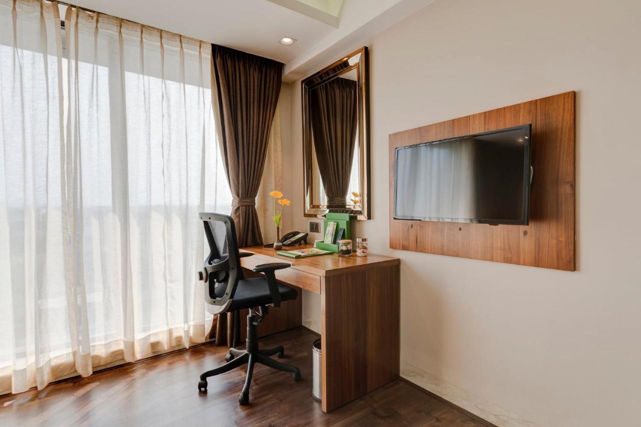 Holiday Inn Kolkata Airport By Ihg Esterno foto A work desk in a hotel room