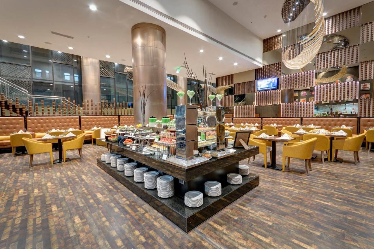 Holiday Inn Kolkata Airport By Ihg Esterno foto The restaurant