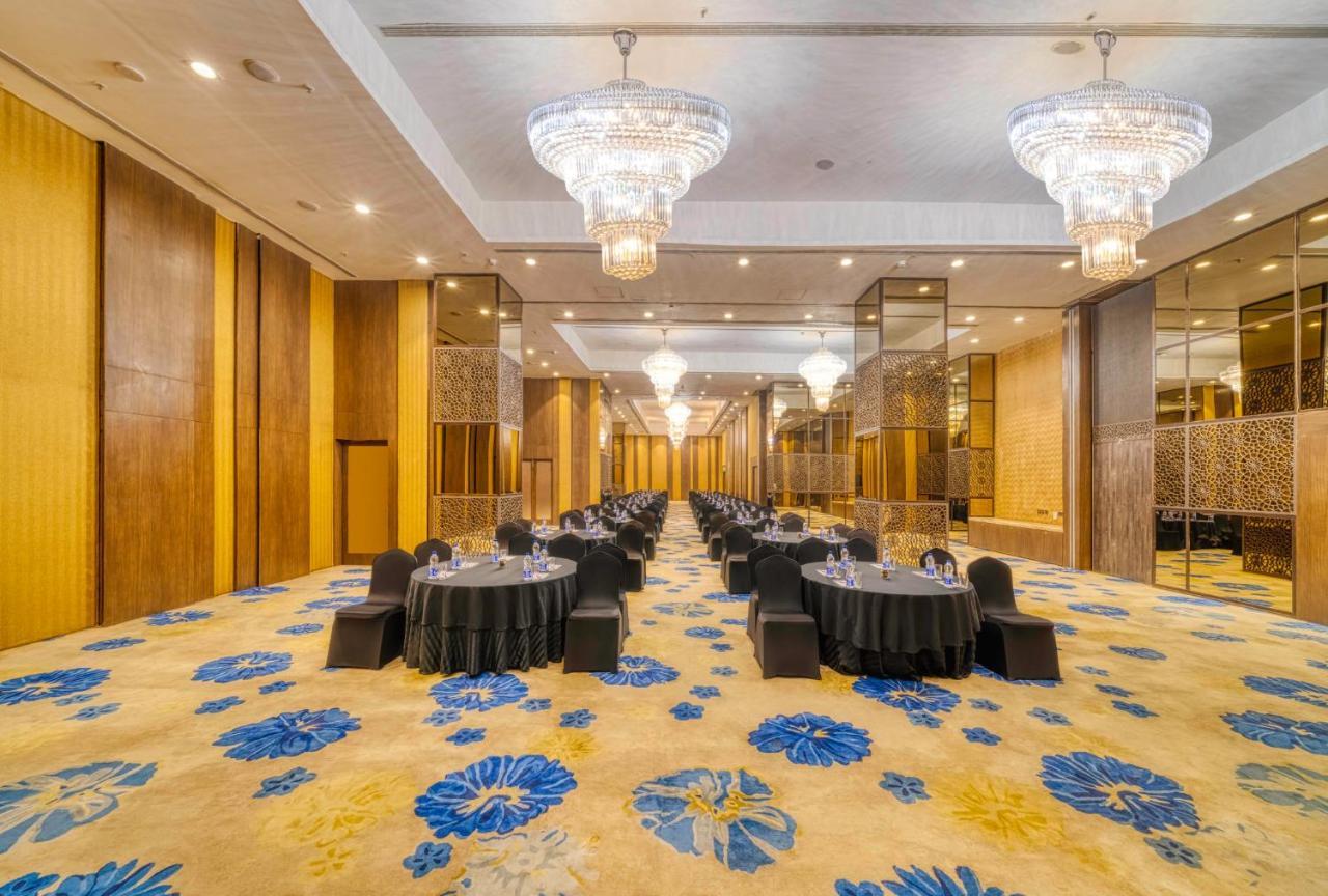 Holiday Inn Kolkata Airport By Ihg Esterno foto The ballroom
