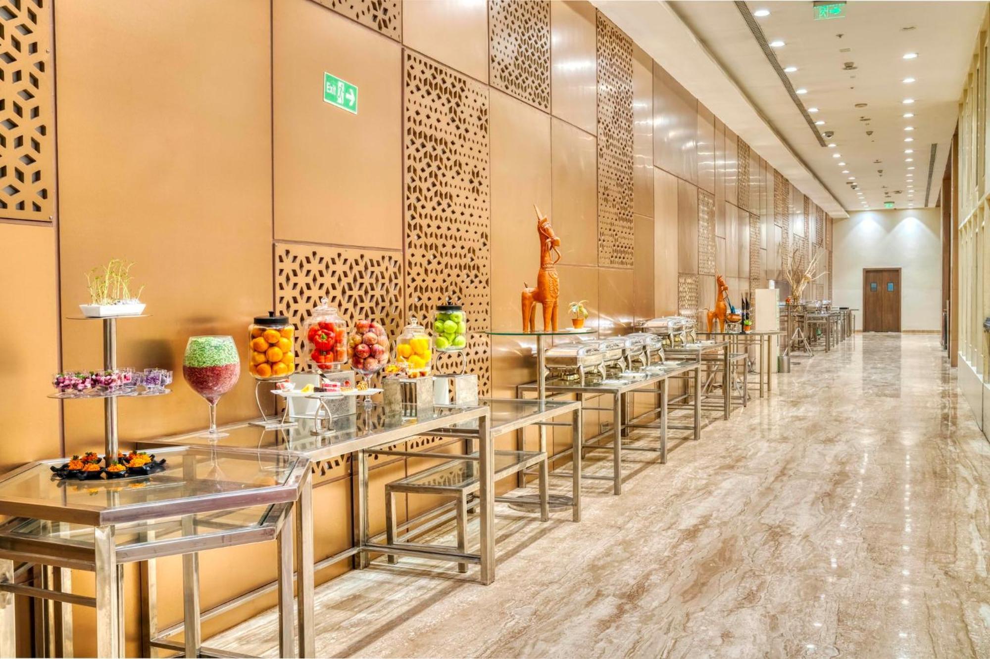 Holiday Inn Kolkata Airport By Ihg Esterno foto The interior of the hotel