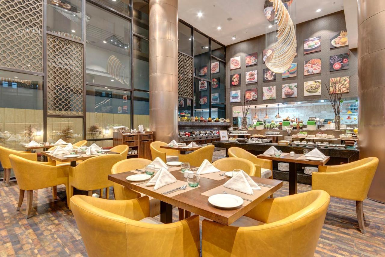 Holiday Inn Kolkata Airport By Ihg Esterno foto The restaurant