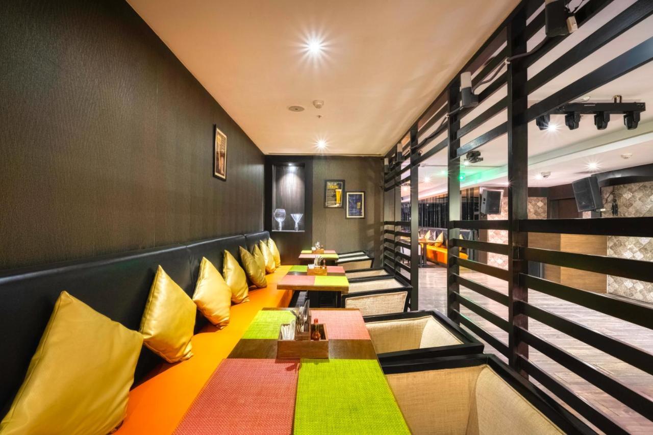 Holiday Inn Kolkata Airport By Ihg Esterno foto The interior of a restaurant in the hotel