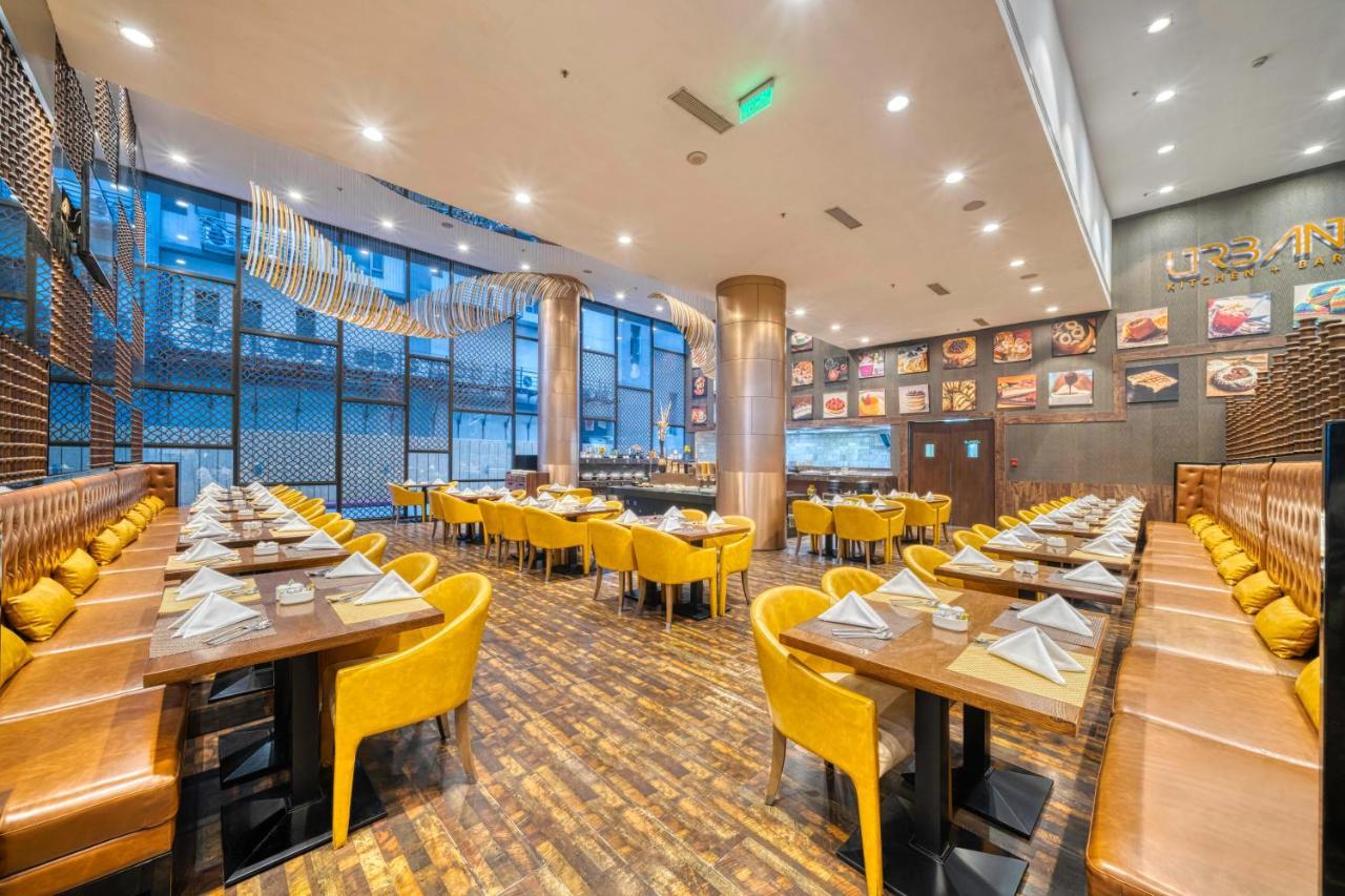 Holiday Inn Kolkata Airport By Ihg Esterno foto The interior of the restaurant
