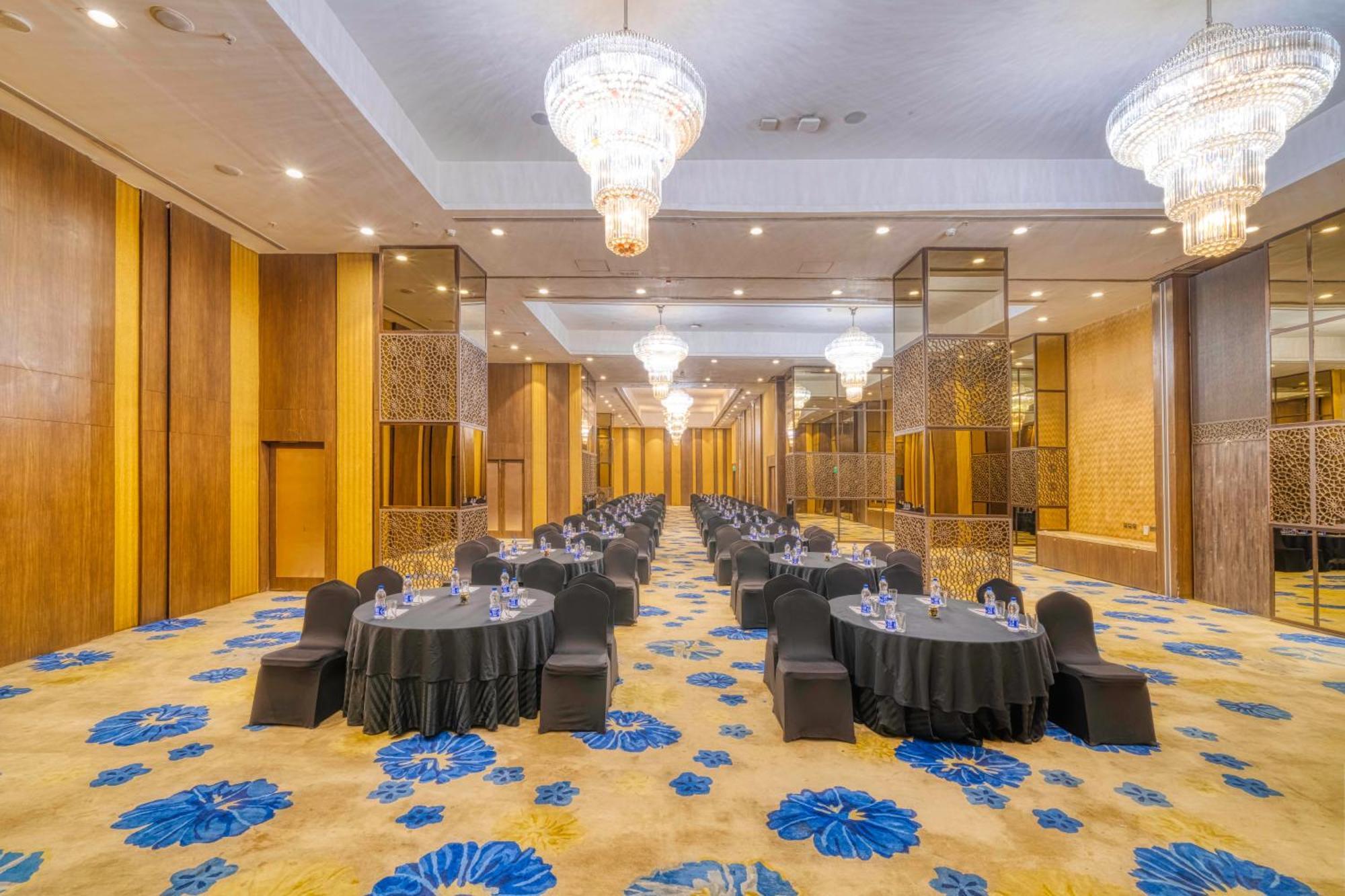 Holiday Inn Kolkata Airport By Ihg Esterno foto The ballroom