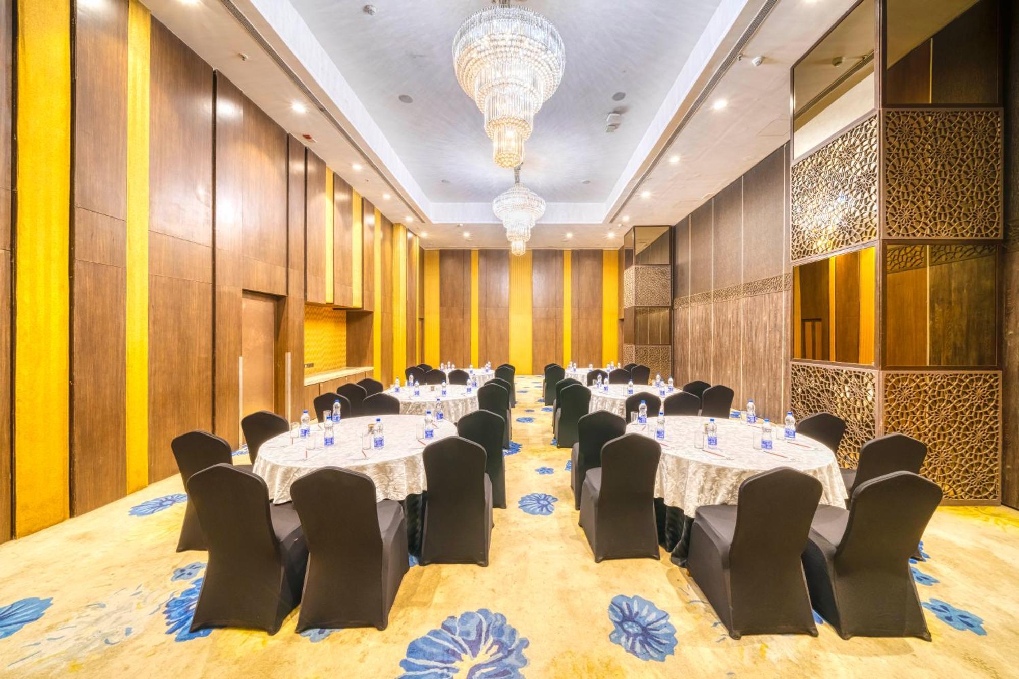 Holiday Inn Kolkata Airport By Ihg Esterno foto The Royal Ballroom