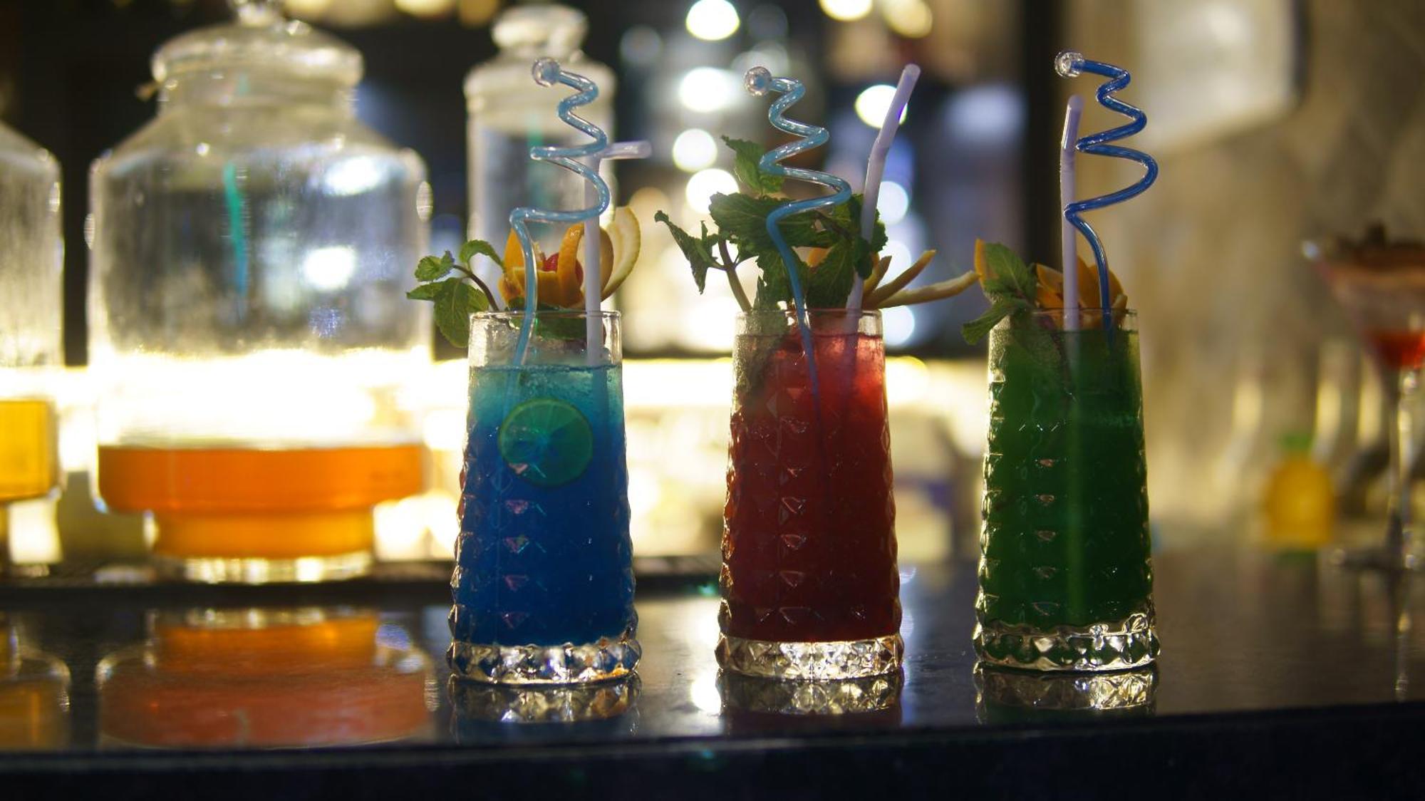 Holiday Inn Kolkata Airport By Ihg Esterno foto Non-alcoholic drinks