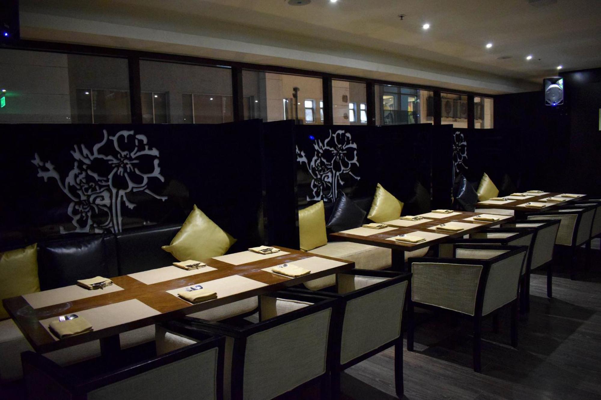 Holiday Inn Kolkata Airport By Ihg Esterno foto Interior of a restaurant in the hotel