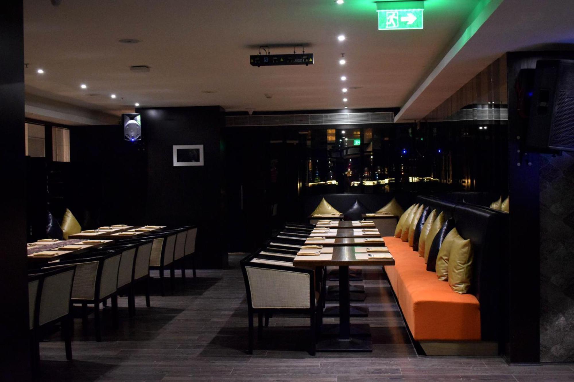 Holiday Inn Kolkata Airport By Ihg Esterno foto Interior of a restaurant in Singapore
