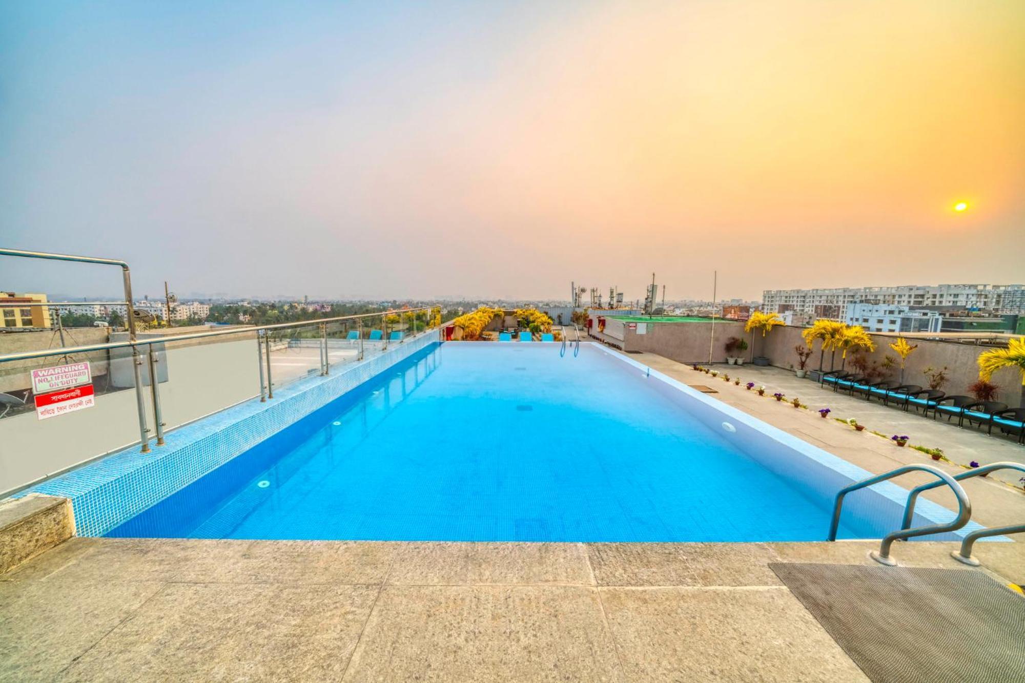 Holiday Inn Kolkata Airport By Ihg Esterno foto Swimming pool in India