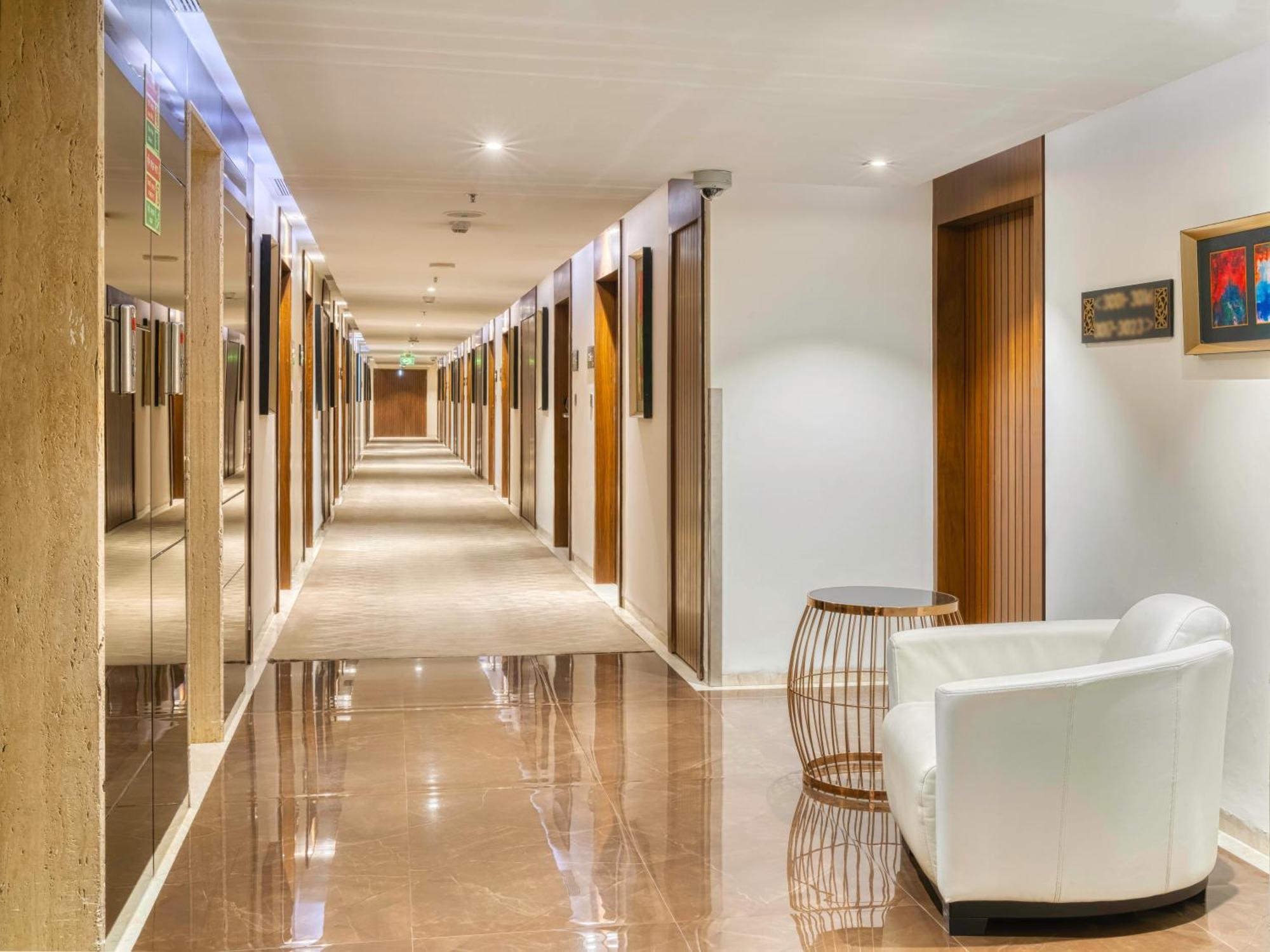 Holiday Inn Kolkata Airport By Ihg Esterno foto A corridor at the hotel