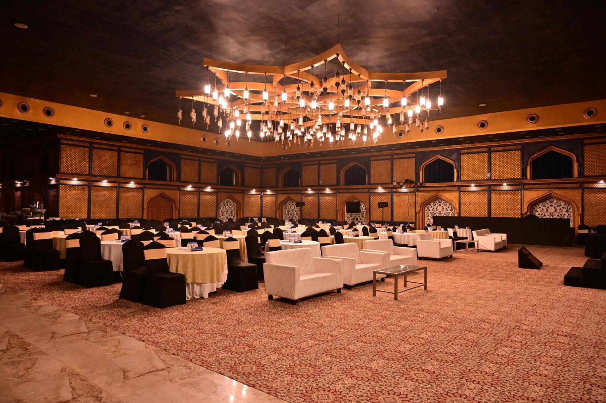 Holiday Inn Kolkata Airport By Ihg Esterno foto The ballroom at the Grand Hotel