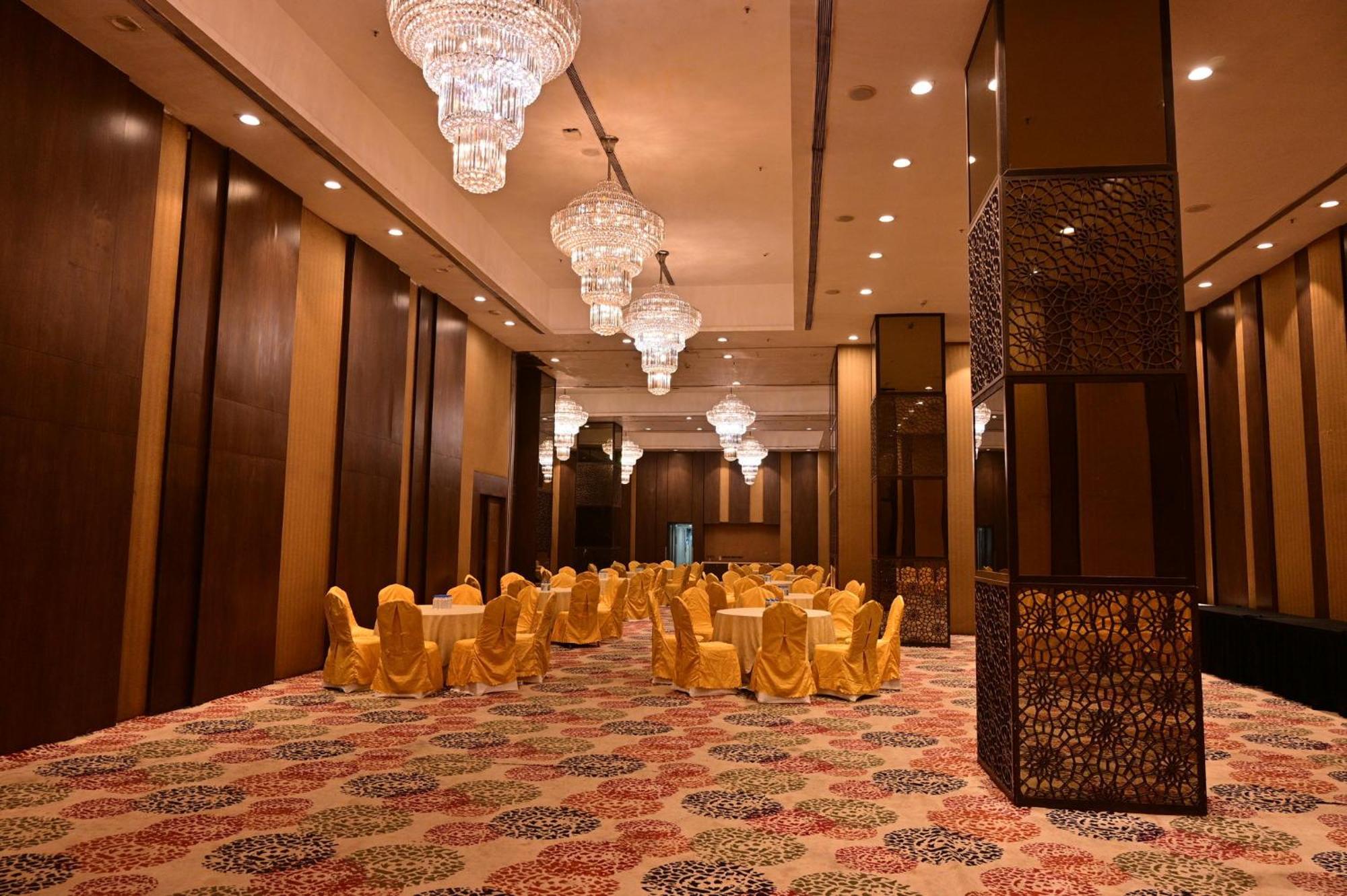 Holiday Inn Kolkata Airport By Ihg Esterno foto The Grand Ballroom
