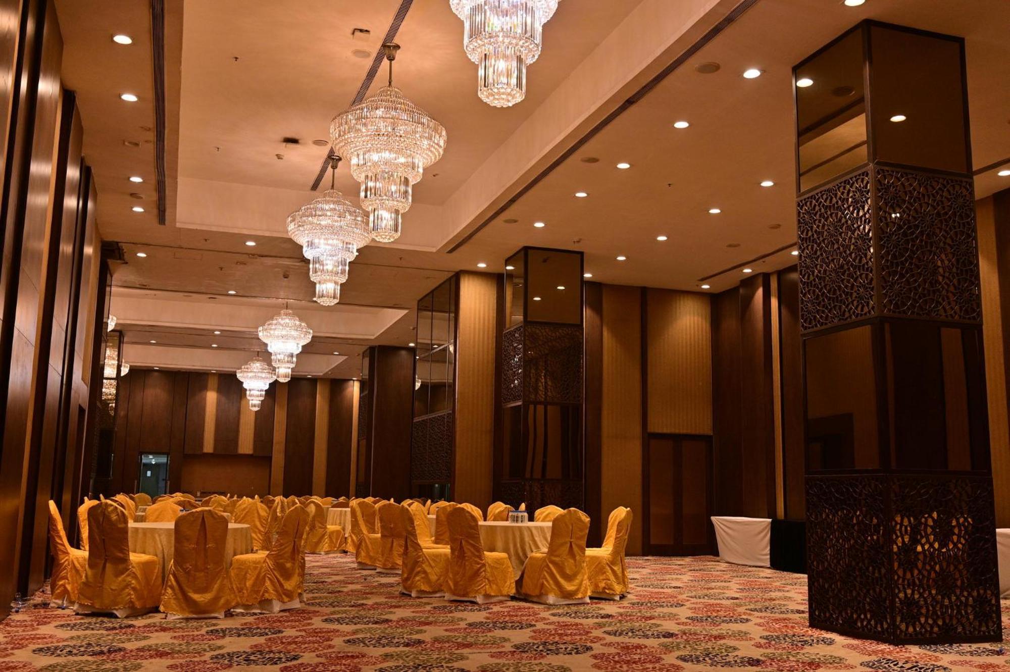 Holiday Inn Kolkata Airport By Ihg Esterno foto The Grand Ballroom