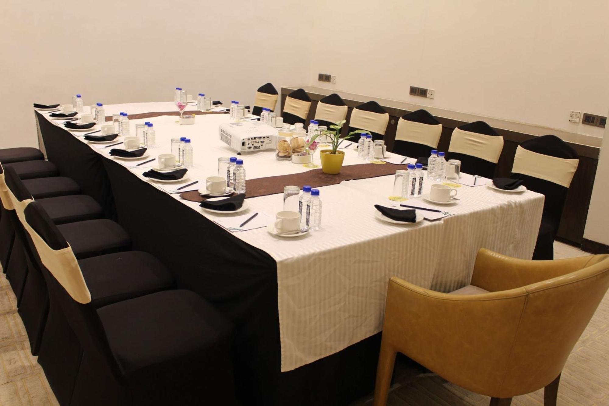 Holiday Inn Kolkata Airport By Ihg Esterno foto A table set for a meal