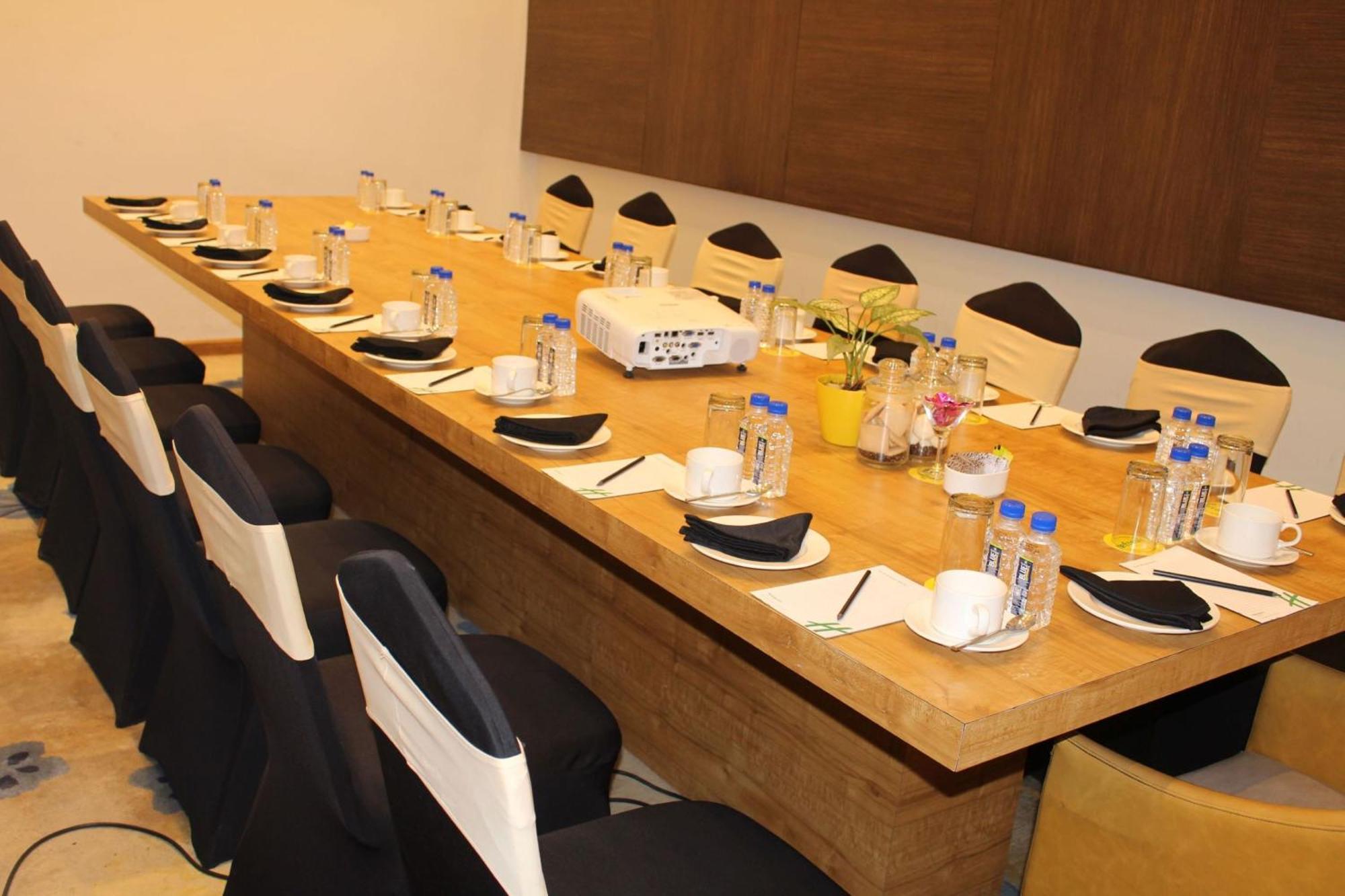 Holiday Inn Kolkata Airport By Ihg Esterno foto A meeting room at the hotel